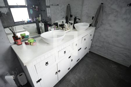 Casa à venda com 180m², 4 quartos e 2 vagasSuíte