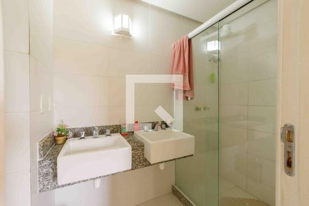 Casa de condomínio à venda com 210m², 4 quartos e 2 vagas Casa de condomínio à venda com 210m², 4 quartos e 2 vagasBanheiro Suíte 1