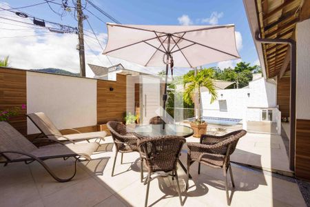 Casa de condomínio à venda com 210m², 4 quartos e 2 vagas Casa de condomínio à venda com 210m², 4 quartos e 2 vagasQuintal