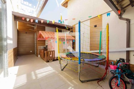 Casa de condomínio à venda com 210m², 4 quartos e 2 vagas Casa de condomínio à venda com 210m², 4 quartos e 2 vagasQuintal