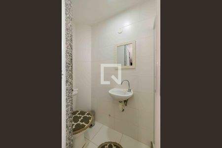 Casa de condomínio à venda com 210m², 4 quartos e 2 vagas Casa de condomínio à venda com 210m², 4 quartos e 2 vagasBanheiro Social