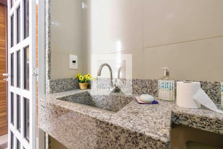 Casa de condomínio à venda com 210m², 4 quartos e 2 vagas Casa de condomínio à venda com 210m², 4 quartos e 2 vagasBanheiro Quintal