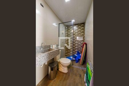 Casa de condomínio à venda com 210m², 4 quartos e 2 vagas Casa de condomínio à venda com 210m², 4 quartos e 2 vagasBanheiro Quintal