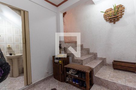 Casa à venda com 126m², 3 quartos e 4 vagas Casa à venda com 126m², 3 quartos e 4 vagasEscada