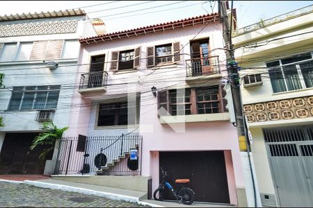 Casa à venda com 242m², 3 quartos e 3 vagas Casa à venda com 242m², 3 quartos e 3 vagasFachada