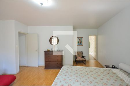 Casa à venda com 242m², 3 quartos e 3 vagas Casa à venda com 242m², 3 quartos e 3 vagasSuíte