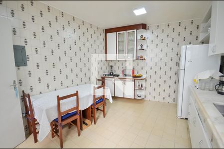 Casa à venda com 242m², 3 quartos e 3 vagas Casa à venda com 242m², 3 quartos e 3 vagasCozinha