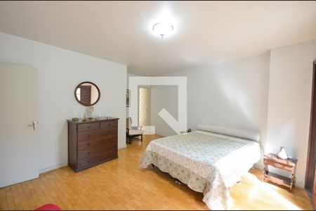 Casa à venda com 242m², 3 quartos e 3 vagas Casa à venda com 242m², 3 quartos e 3 vagasSuíte