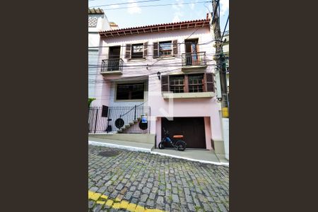 Casa à venda com 242m², 3 quartos e 3 vagas Casa à venda com 242m², 3 quartos e 3 vagasFachada