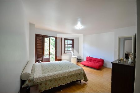 Casa à venda com 242m², 3 quartos e 3 vagas Casa à venda com 242m², 3 quartos e 3 vagasSuíte