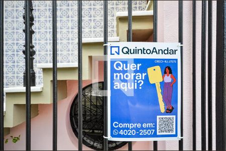 Casa à venda com 242m², 3 quartos e 3 vagas Casa à venda com 242m², 3 quartos e 3 vagasFachada