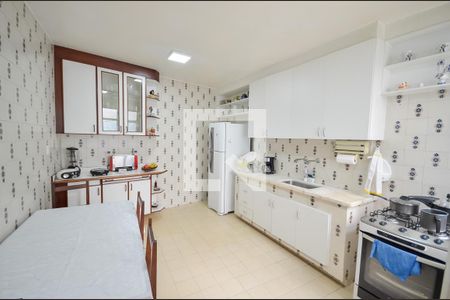 Casa à venda com 242m², 3 quartos e 3 vagas Casa à venda com 242m², 3 quartos e 3 vagasCozinha