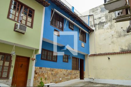 Casa de condomínio à venda com 90m², 2 quartos e 1 vaga Casa de condomínio à venda com 90m², 2 quartos e 1 vagaFachada