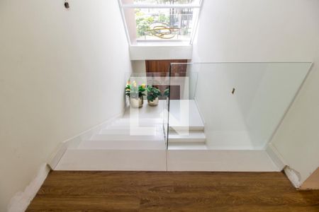 Casa de condomínio à venda com 554m², 4 quartos e 4 vagas Casa de condomínio à venda com 554m², 4 quartos e 4 vagasEscada