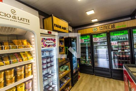 Casa de condomínio à venda com 554m², 4 quartos e 4 vagas Casa de condomínio à venda com 554m², 4 quartos e 4 vagasMercado