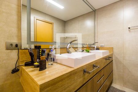 Casa de condomínio à venda com 554m², 4 quartos e 4 vagas Casa de condomínio à venda com 554m², 4 quartos e 4 vagasBanheiro da Suíte 1