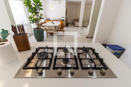 Casa de condomínio à venda com 554m², 4 quartos e 4 vagas Casa de condomínio à venda com 554m², 4 quartos e 4 vagasDetalhe da cozinha