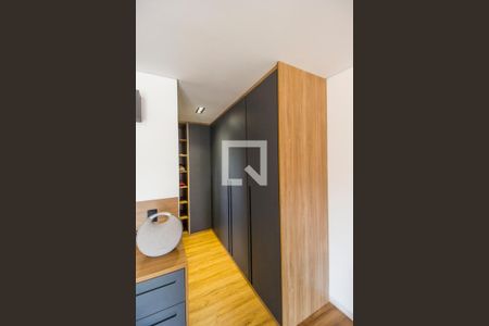 Casa de condomínio à venda com 554m², 4 quartos e 4 vagas Casa de condomínio à venda com 554m², 4 quartos e 4 vagasCloset da suíte 2