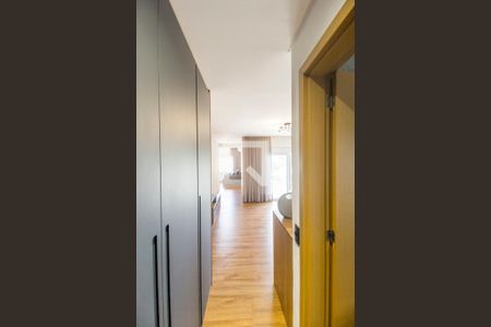 Casa de condomínio à venda com 554m², 4 quartos e 4 vagas Casa de condomínio à venda com 554m², 4 quartos e 4 vagasCloset da suíte 2