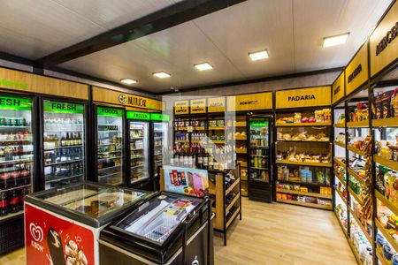 Casa de condomínio à venda com 554m², 4 quartos e 4 vagas Casa de condomínio à venda com 554m², 4 quartos e 4 vagasMercado