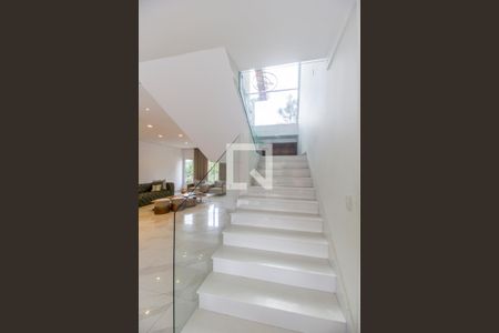 Casa de condomínio à venda com 554m², 4 quartos e 4 vagas Casa de condomínio à venda com 554m², 4 quartos e 4 vagasEscada