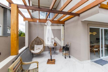 Casa de condomínio à venda com 554m², 4 quartos e 4 vagas Casa de condomínio à venda com 554m², 4 quartos e 4 vagasVaranda