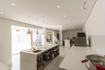 Casa de condomínio à venda com 554m², 4 quartos e 4 vagas Casa de condomínio à venda com 554m², 4 quartos e 4 vagasCozinha