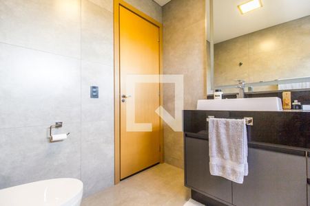 Casa de condomínio à venda com 554m², 4 quartos e 4 vagas Casa de condomínio à venda com 554m², 4 quartos e 4 vagasBanheiro da Suíte 2