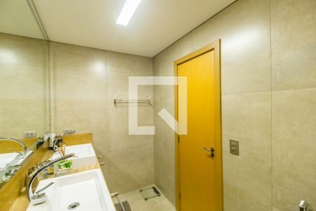 Casa de condomínio à venda com 554m², 4 quartos e 4 vagas Casa de condomínio à venda com 554m², 4 quartos e 4 vagasBanheiro da Suíte 1