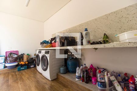 Casa de condomínio à venda com 554m², 4 quartos e 4 vagas Casa de condomínio à venda com 554m², 4 quartos e 4 vagasÁrea de Serviço