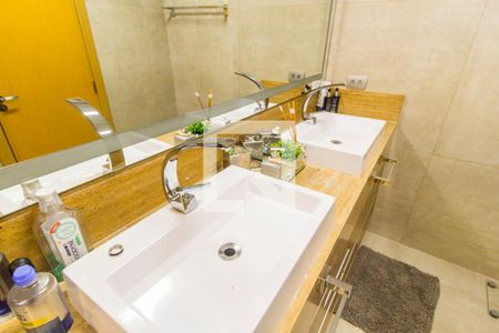 Casa de condomínio à venda com 554m², 4 quartos e 4 vagas Casa de condomínio à venda com 554m², 4 quartos e 4 vagasDetalhe do Banheiro da Suite