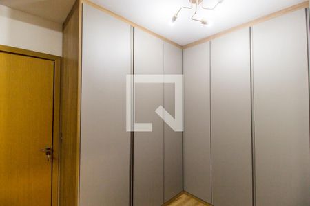 Casa de condomínio à venda com 554m², 4 quartos e 4 vagas Casa de condomínio à venda com 554m², 4 quartos e 4 vagasCloset da suíte 1