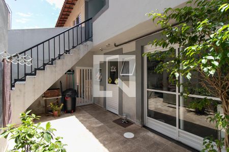 Casa à venda com 230m², 2 quartos e 2 vagas Casa à venda com 230m², 2 quartos e 2 vagasQuintal