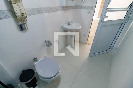 Casa à venda com 297m², 4 quartos e 6 vagasEdícula - Banheiro