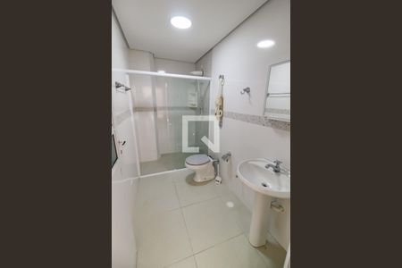 Casa à venda com 297m², 4 quartos e 6 vagasEdícula - Banheiro 