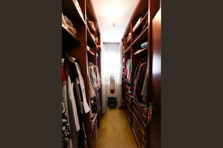 Casa à venda com 586m², 4 quartos e 5 vagas Casa à venda com 586m², 4 quartos e 5 vagasCloset da suíte 2