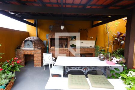 Casa à venda com 586m², 4 quartos e 5 vagas Casa à venda com 586m², 4 quartos e 5 vagasÁrea comum - Churrasqueira