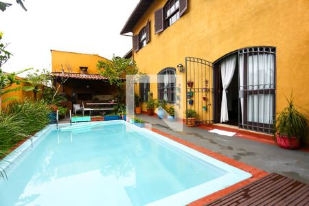 Casa à venda com 586m², 4 quartos e 5 vagas Casa à venda com 586m², 4 quartos e 5 vagasÁrea comum - Piscina