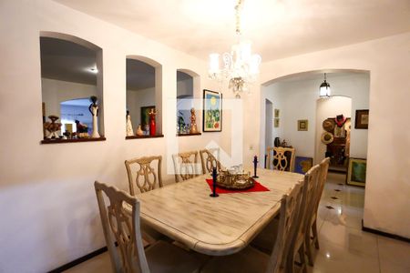 Casa à venda com 586m², 4 quartos e 5 vagas Casa à venda com 586m², 4 quartos e 5 vagasSala 4