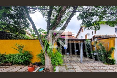 Casa à venda com 586m², 4 quartos e 5 vagas Casa à venda com 586m², 4 quartos e 5 vagasFachada