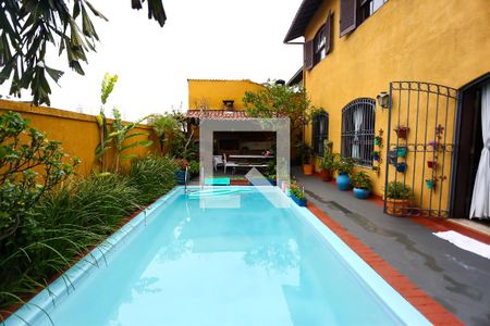 Casa à venda com 586m², 4 quartos e 5 vagas Casa à venda com 586m², 4 quartos e 5 vagasÁrea comum - Piscina