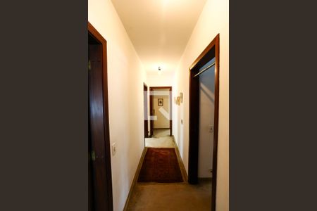 Casa à venda com 586m², 4 quartos e 5 vagas Casa à venda com 586m², 4 quartos e 5 vagasCorredor