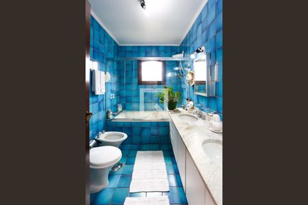 Casa à venda com 586m², 4 quartos e 5 vagas Casa à venda com 586m², 4 quartos e 5 vagasBanheiro da Suíte 2