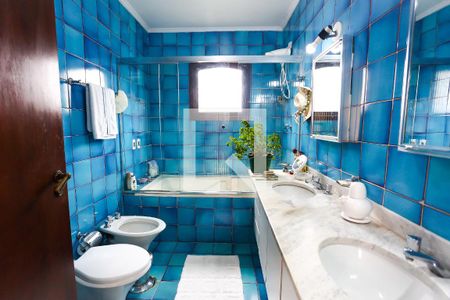 Casa à venda com 586m², 4 quartos e 5 vagas Casa à venda com 586m², 4 quartos e 5 vagasBanheiro da Suíte 2