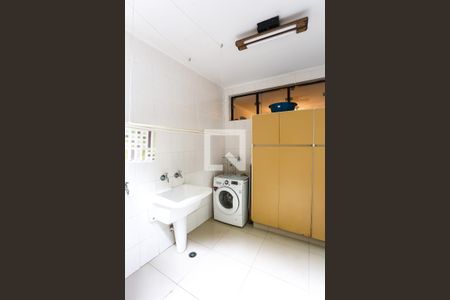 Casa à venda com 586m², 4 quartos e 5 vagas Casa à venda com 586m², 4 quartos e 5 vagasÁrea de Serviço