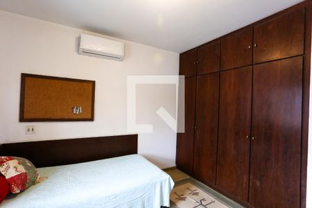 Casa à venda com 586m², 4 quartos e 5 vagas Casa à venda com 586m², 4 quartos e 5 vagasquarto 1