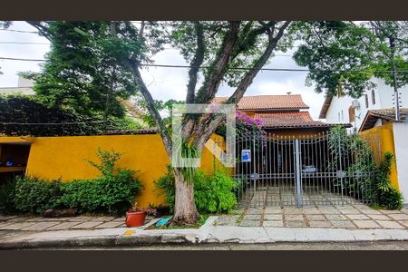 Casa à venda com 586m², 4 quartos e 5 vagas Casa à venda com 586m², 4 quartos e 5 vagasFachada