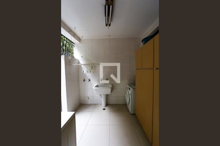 Casa à venda com 586m², 4 quartos e 5 vagas Casa à venda com 586m², 4 quartos e 5 vagasÁrea de Serviço