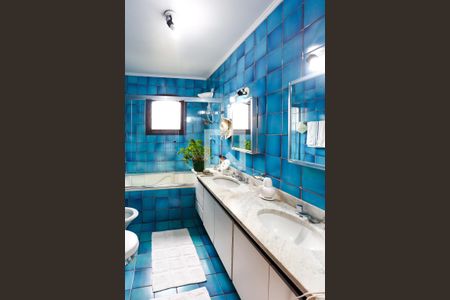 Casa à venda com 586m², 4 quartos e 5 vagas Casa à venda com 586m², 4 quartos e 5 vagasBanheiro da Suíte 2