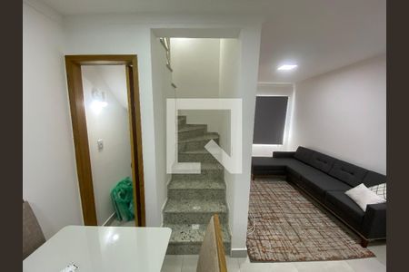 Sala de casa de condomínio para alugar com 2 quartos, 110m² em Vila Gustavo, São Paulo